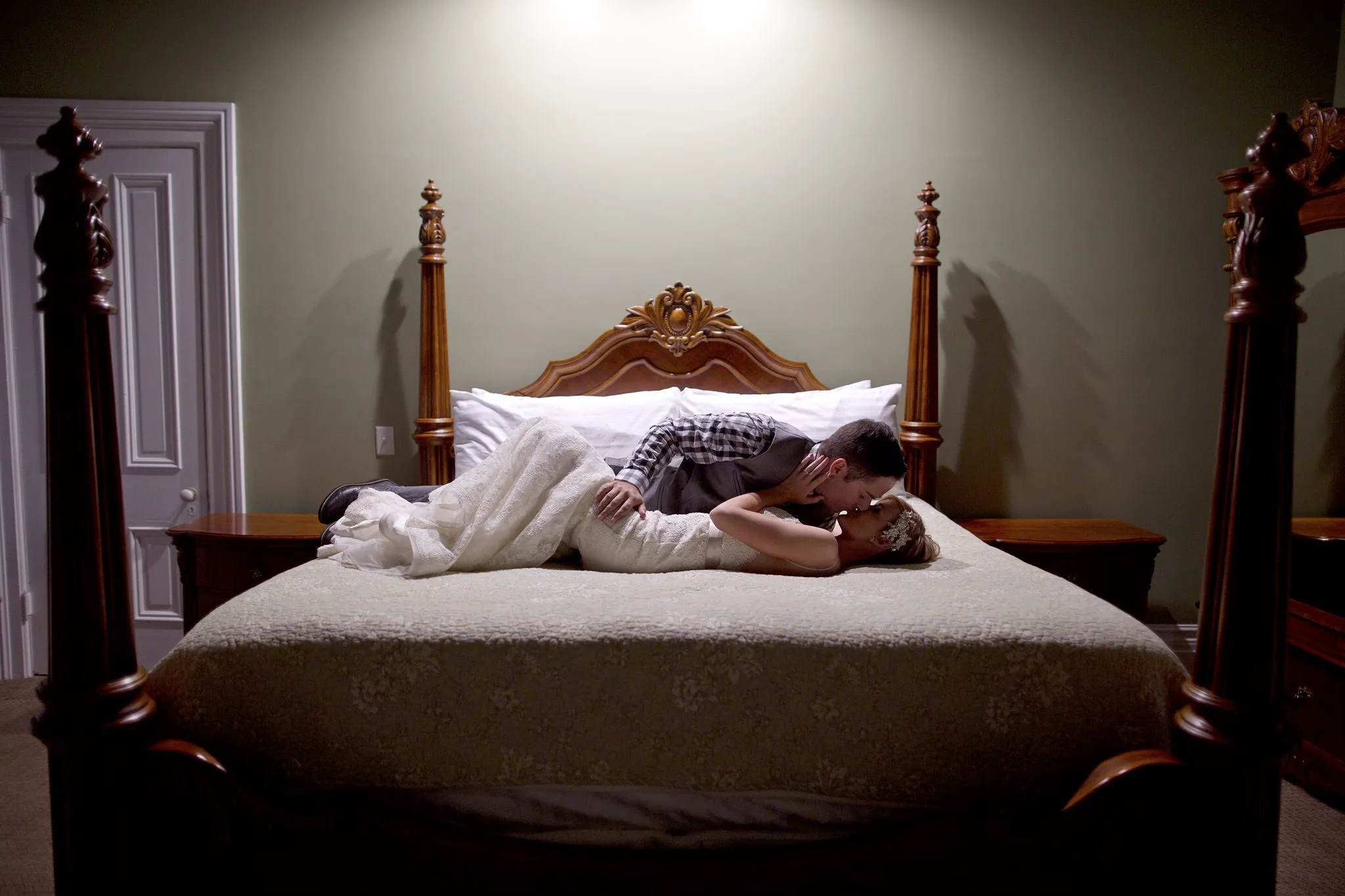 /img/7318-couple-cuddling.webp