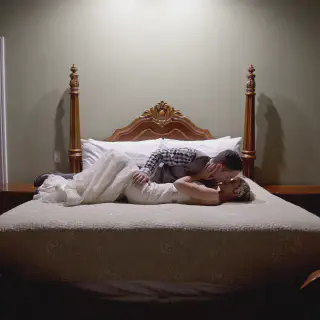 /img/7318-couple-cuddling.webp