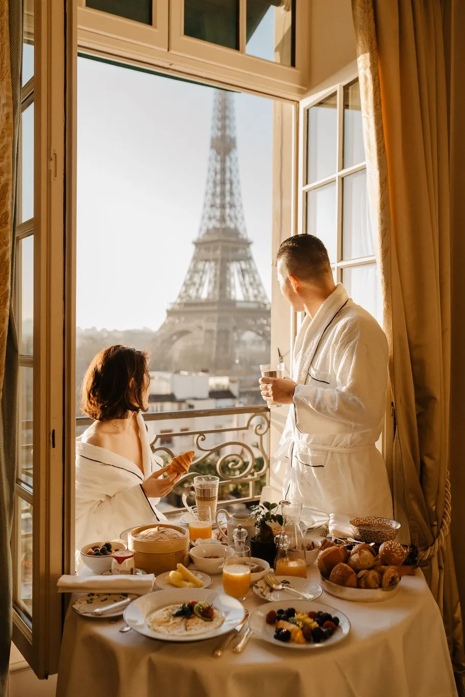/img/7368-couple-planning-paris.webp