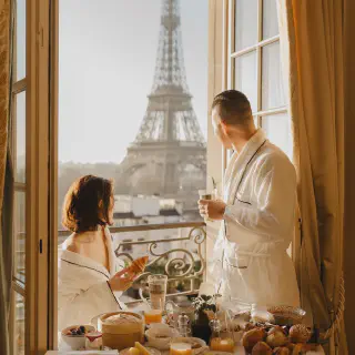 /img/7368-couple-planning-paris.webp
