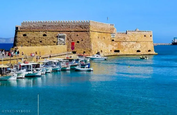 /img/7379-greece-honeymoon-hotels.webp