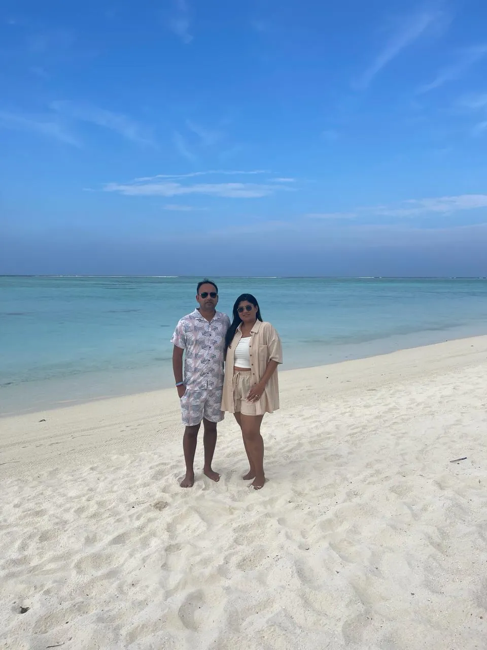 7407 maldives honeymoon couple beach