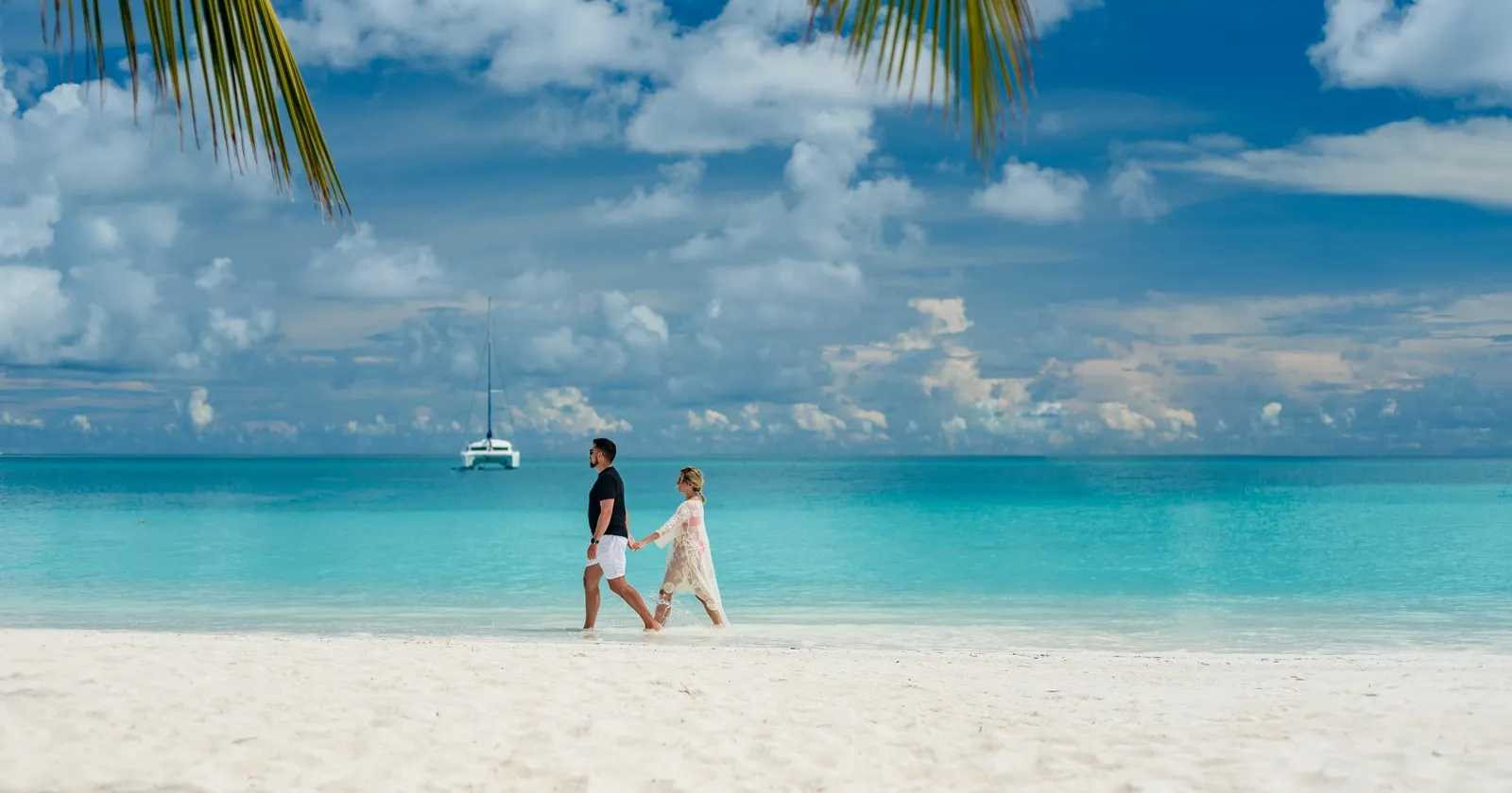 /img/7407-maldives-honeymoon-sunset-dinner.webp