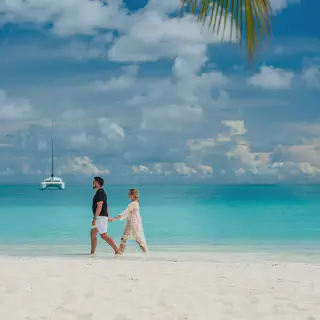 /img/7407-maldives-honeymoon-sunset-dinner.webp