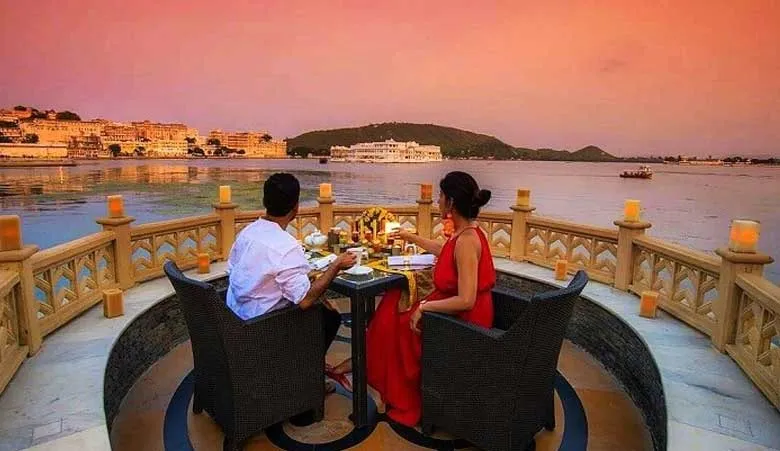 /img/7442-romantic-dinner-couple.webp