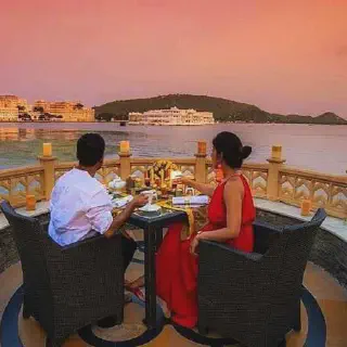 /img/7442-romantic-dinner-couple.webp