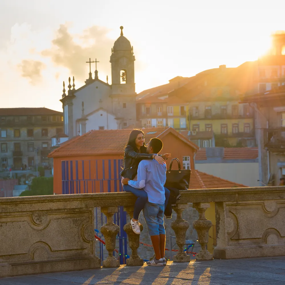 7470 couple walking seville
