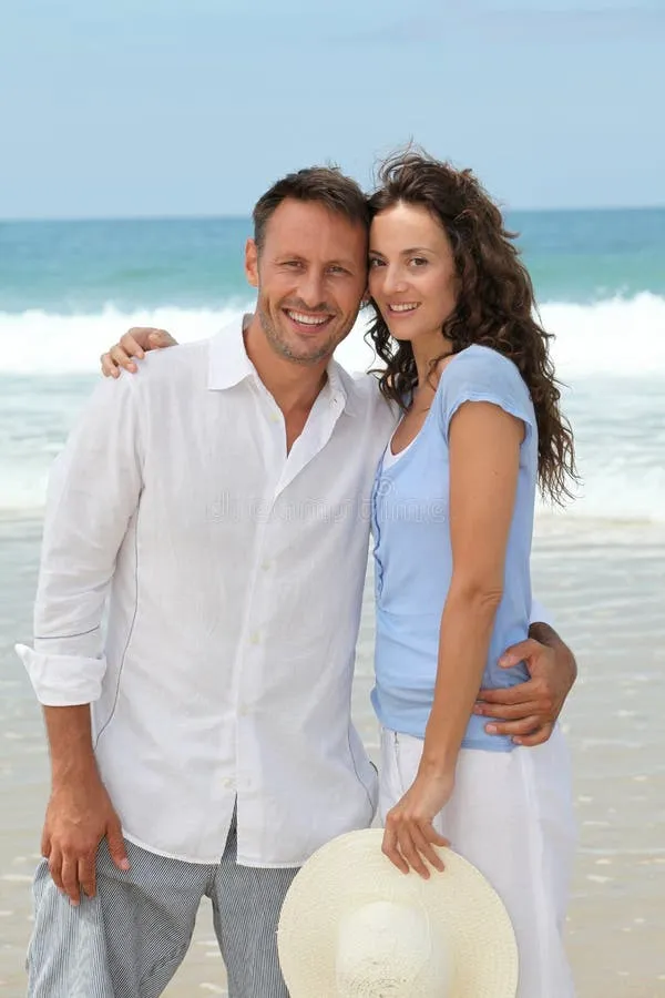 7476 couple beach activity