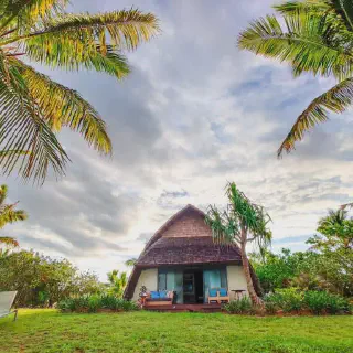 /img/7481-fiji-honeymoon-dinner.webp