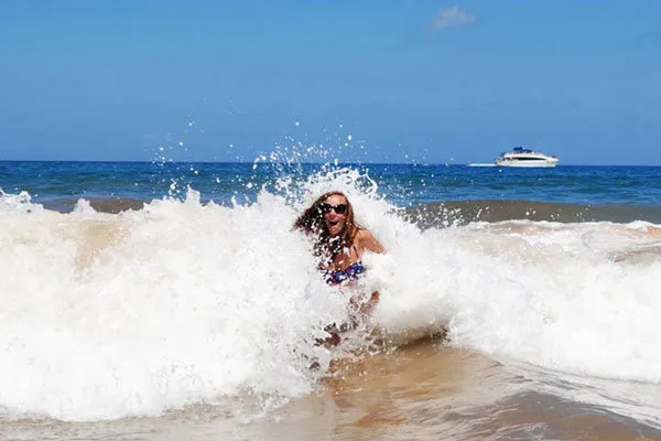 /img/7483-maui-honeymoon-couple.webp