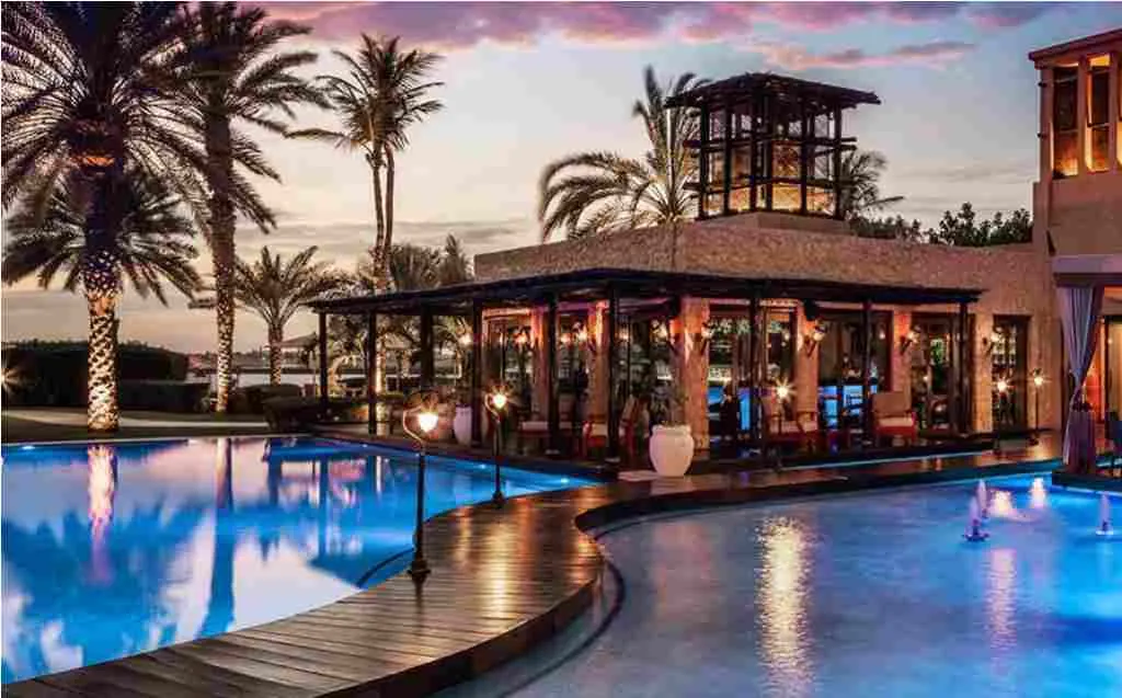 /img/7529-romantic-dinner-dubai.webp