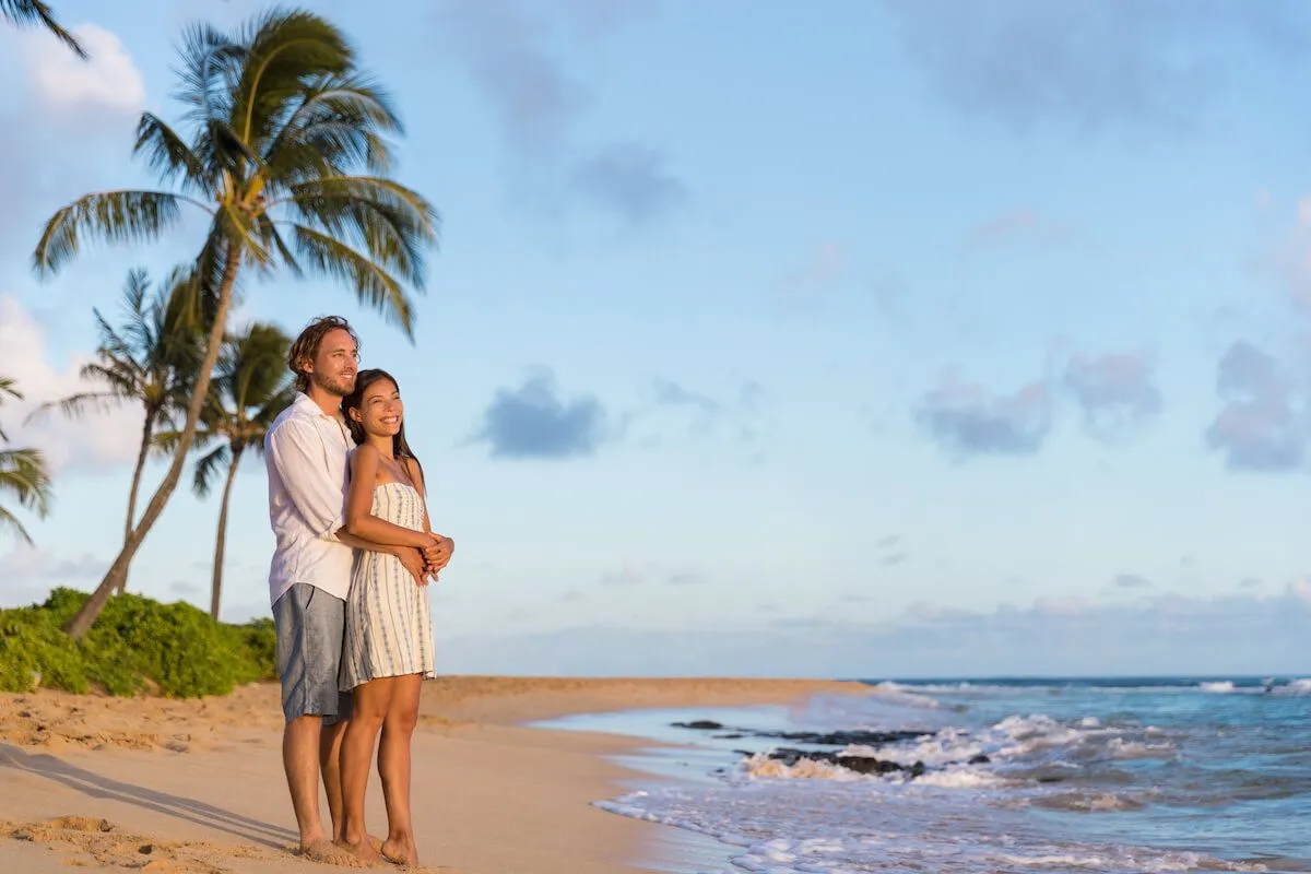 7535 hawaii honeymoon couple sunset