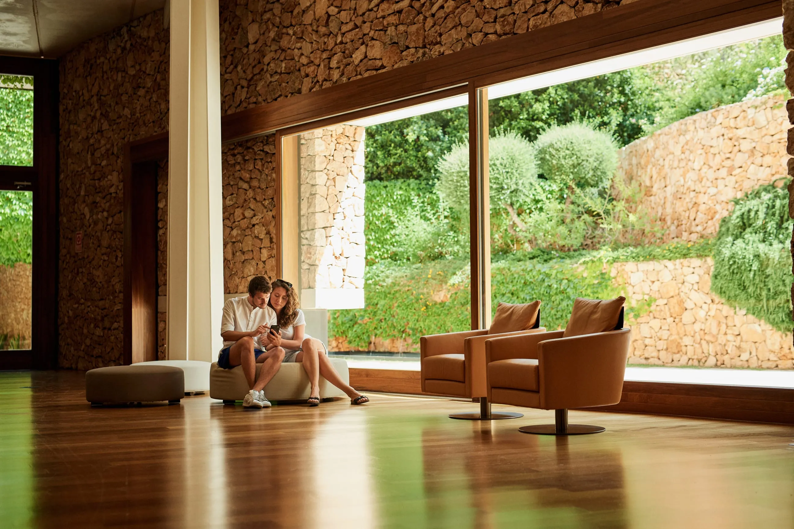 /img/7547-resort-6-room-with-view.webp