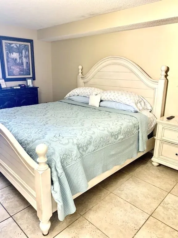 7552 raleigh honeymoon suite fireplace