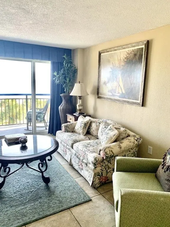 7552 raleigh honeymoon suite interior
