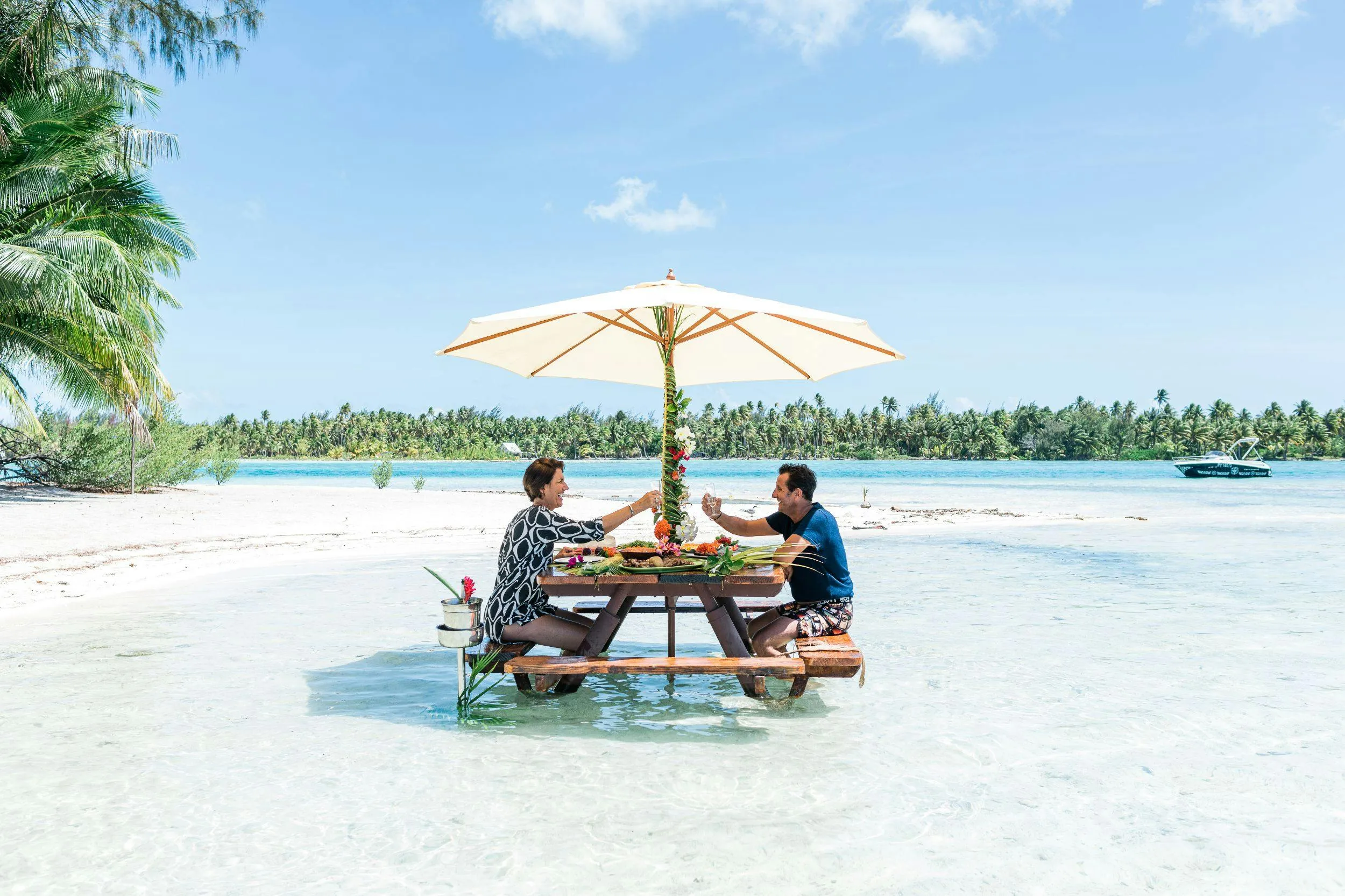 7568 bora bora couple snorkeling