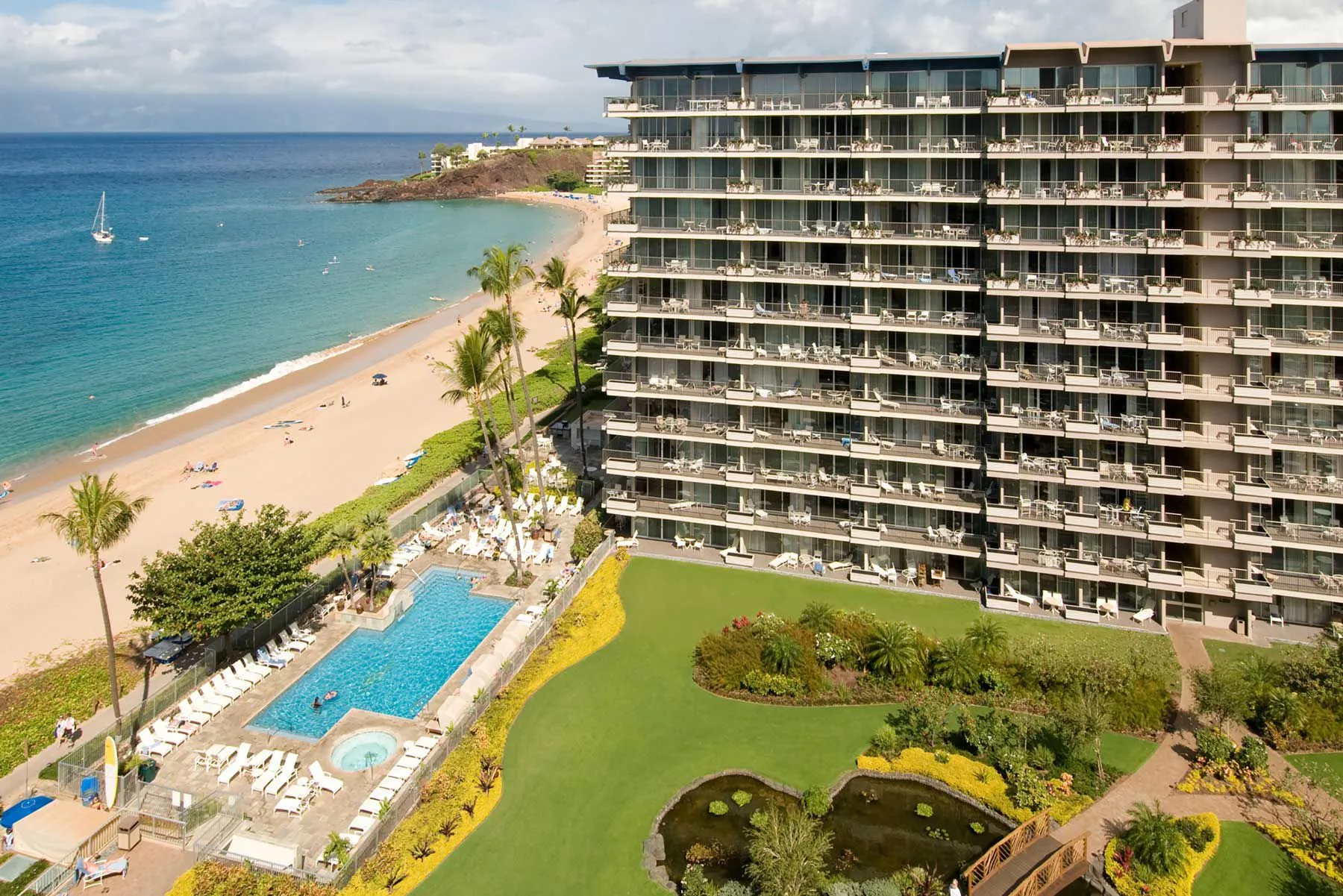 /img/7581-maui-honeymoon-couple.webp