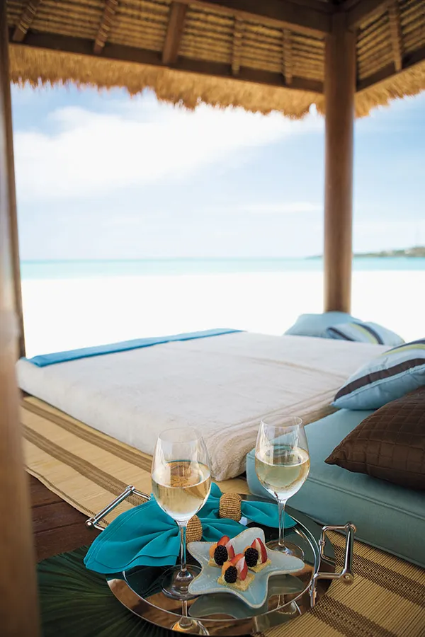 /img/7592-couple-beach-bahamas.webp