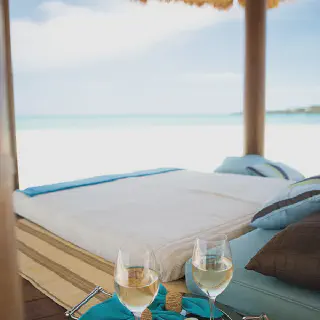 /img/7592-couple-beach-bahamas.webp
