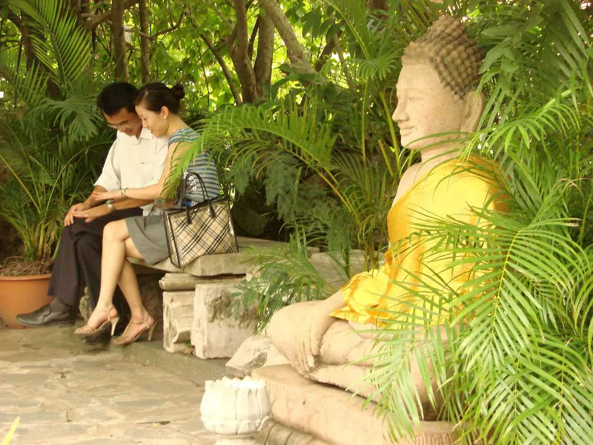 7603 vietnam temple couple