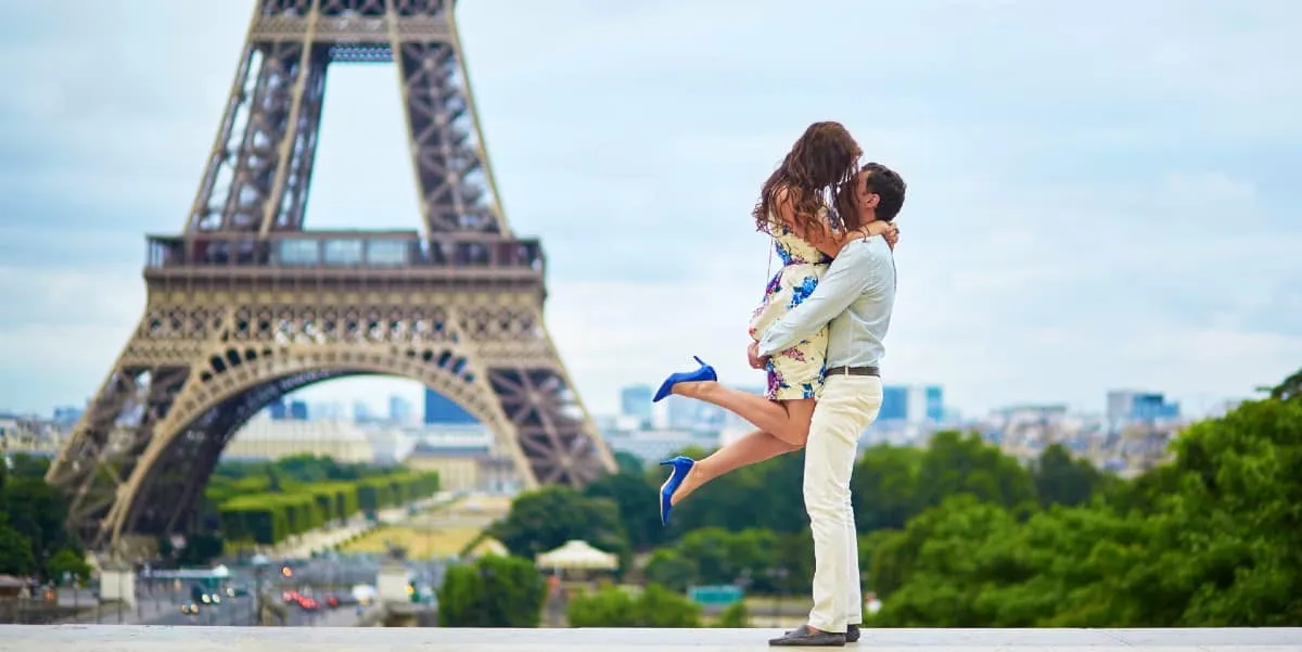 /img/7659-romantic-honeymoon-places-couple.webp