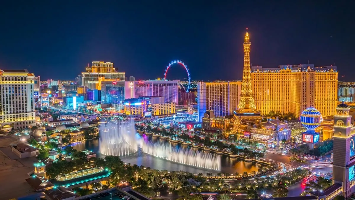 /img/7681-vegas-honeymoon-couple.webp